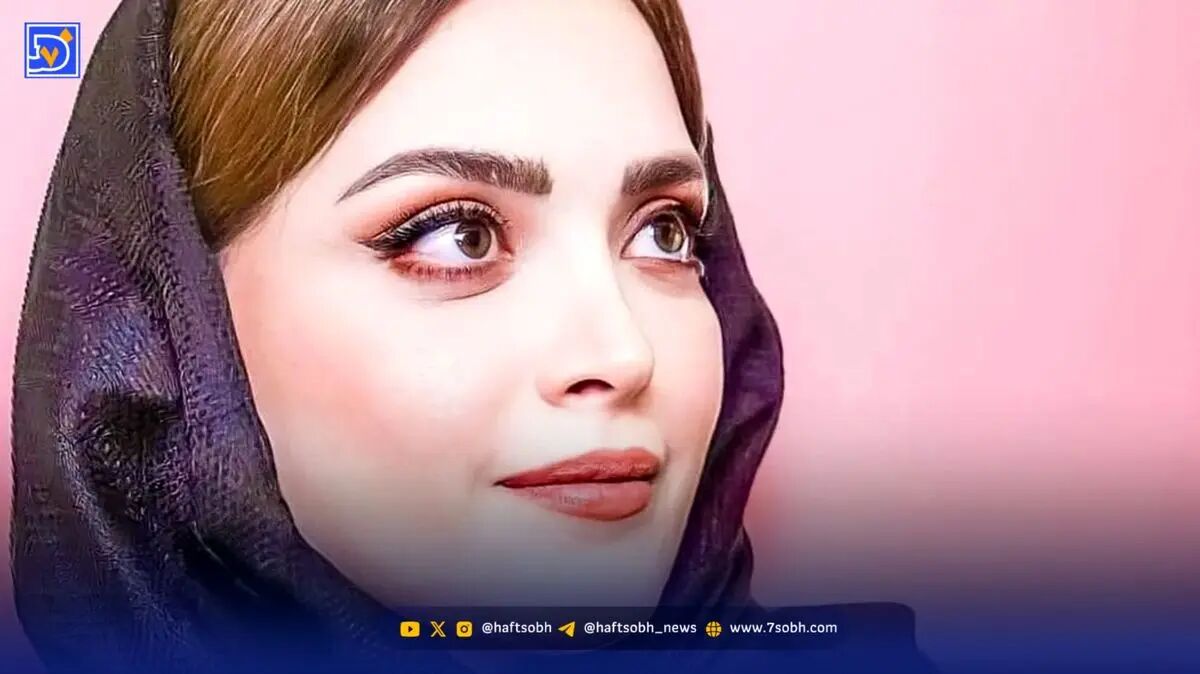 قاب یادگاری علیرضا قربانی با بهنوش طباطبایی بازیگر تئاتر الیور توئیست در پشت صحنه‌ نمایش!