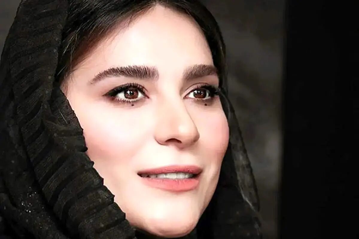 نگاهی به خونه مجردی سحر دولتشاهی با تزئینات گچی معماری باروک و عتیقه جات نفیس