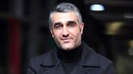 نگاهی به دکوراسیون ویلا شاهانه پژمان جمشیدی؛ از مبلمان کلاسیک چوبی تا آیینه و شعمدان برنزی و فنجان های طلاکوب