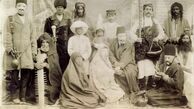 سفر به عصر قاجار؛ عکسی از یک فروشندۀ دوره‌گرد در حیاط خانه ای قاجاری