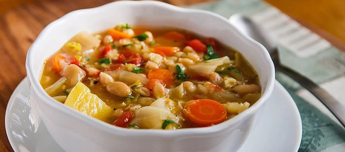طرز تهیه سوپ سبزیجات لوبیاسفید/ پیش‌غذای خوشمزه و سالم برای شب‌های زمستان