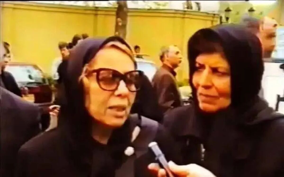 عکس ضجه های «مهری خمارلو» در روز تشییع همسرش «محمدعلی فردین» / سال 79