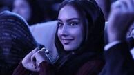 استایل پینترستی ترلان پروانه با یک کاپ قهوه