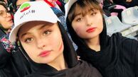سفر در زمان؛ سارا و نیکا در حال شیپور زدن در ورزشگاه