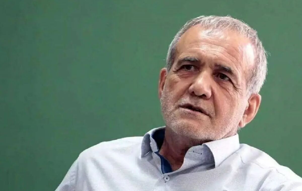 «مسعود پزشکیان» با جلیقه و لباس نظامی در قایق در دوران جنگ