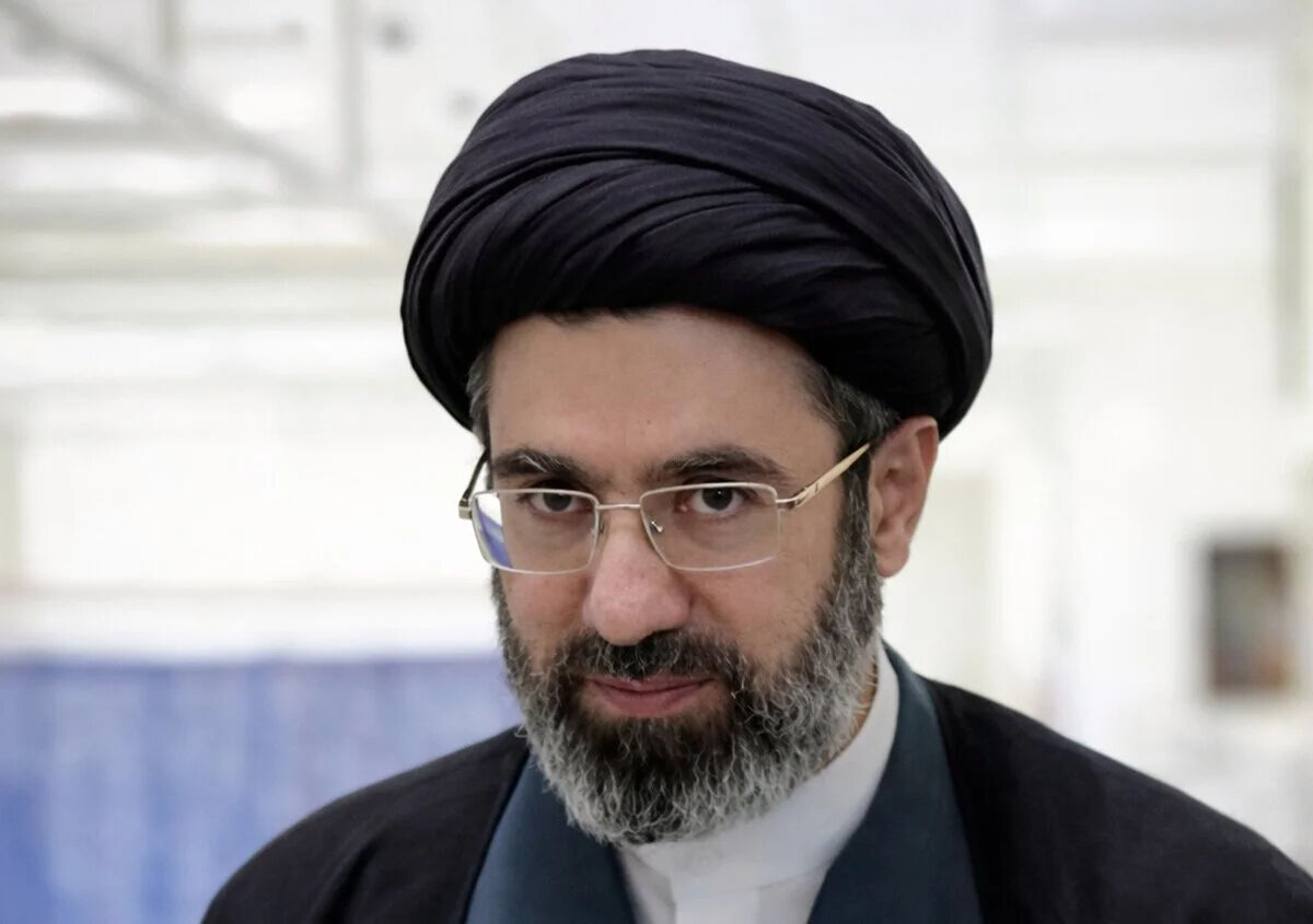 دیوارنگاره میدان جمهوری با تصویری از رهبر جدید انقلاب