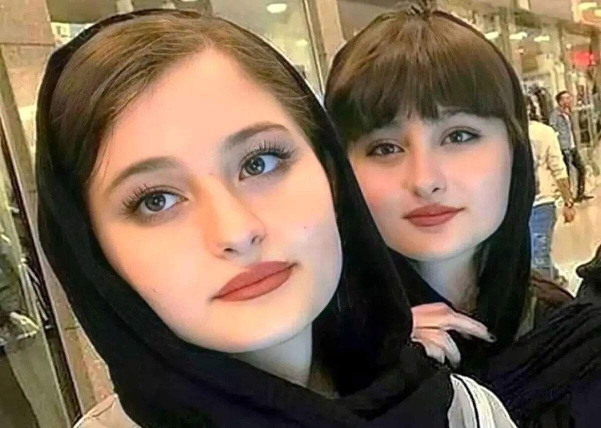 استایل جذاب سارا و نیکا فرقانی در ۲۱ سالگی/ دوقلوهای پایتخت چقدر خوش استایلن! + عکس