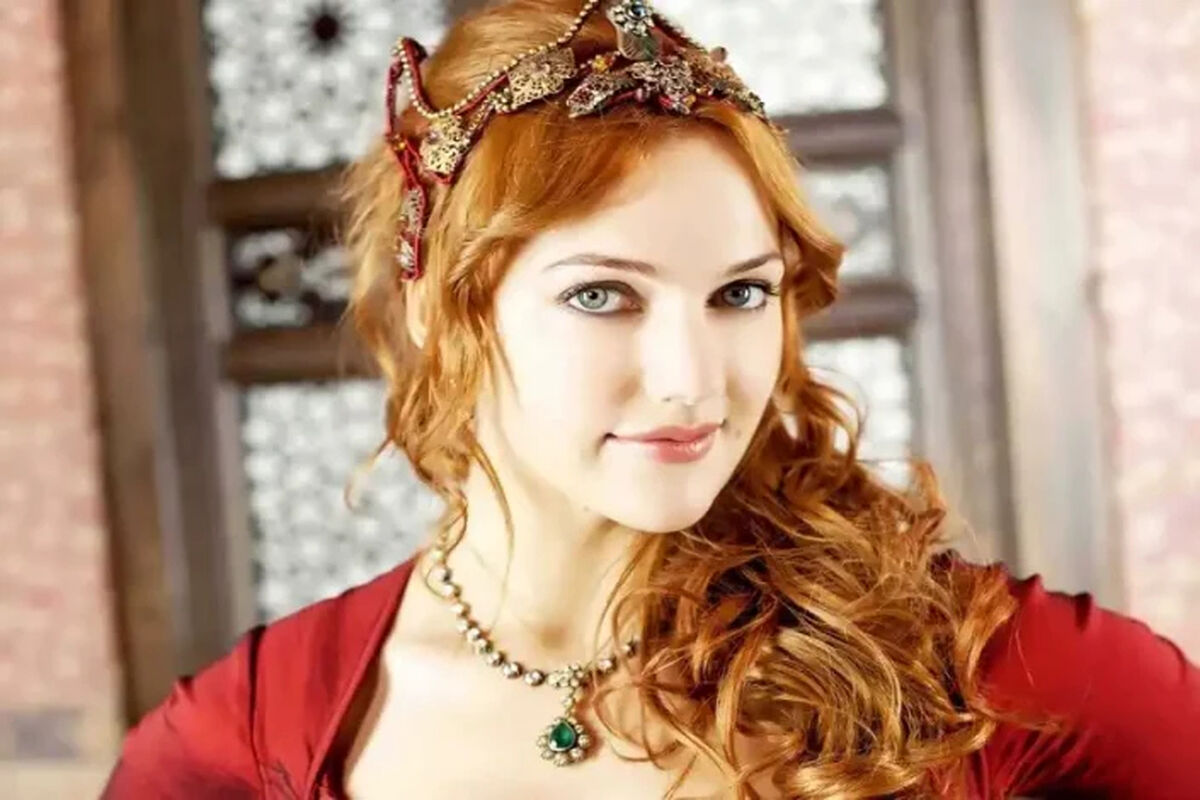 خرم سلطان با این استایل بهاری زیباتر از همیشه شد/ تصاویر جدید مریم اوزرلی با پیراهن گل گلی