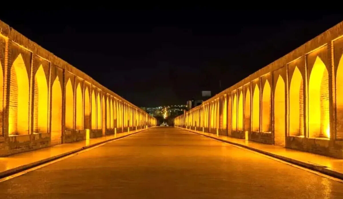 عکس| سفر به ایران قدیم؛ عکس یادگاری مردان اصفهانی روی سی و سه پل؛ 136 سال قبل