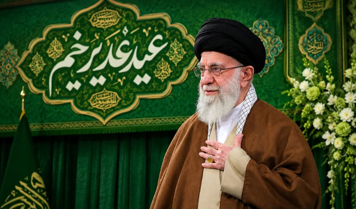 یک عکس تاریخی در آستانه غدیر؛ قابی از رهبر شهید انقلاب که با نماد سادات بازنشر شد