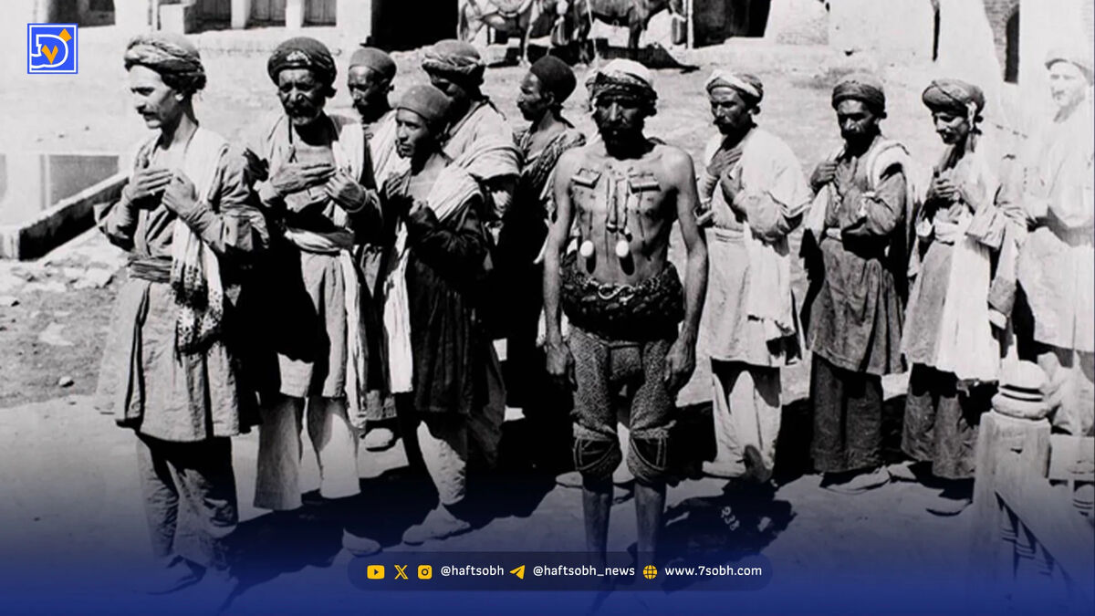 قفل آجین کردن‌ بدن و پاراگلایدرسواری فقیهه سلطانی
