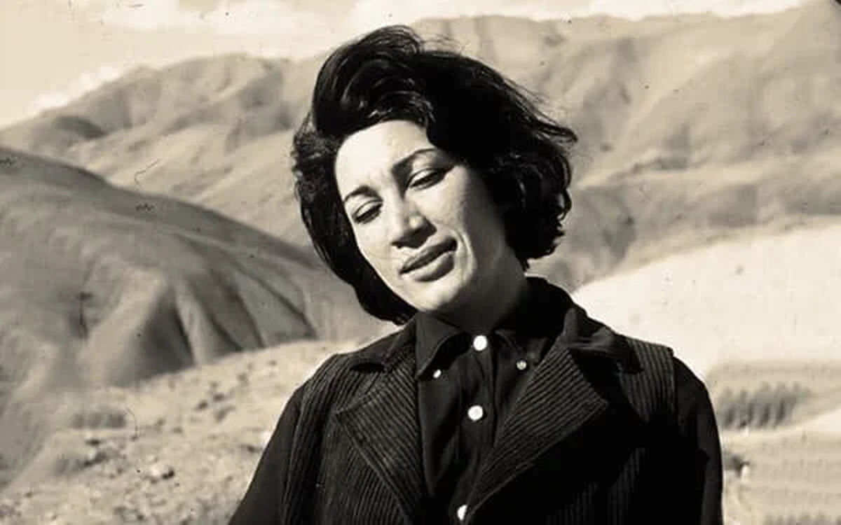 سفر در زمان | عکس‌های فروغ فرخزاد که تازه منتشر شده روی پشت‌بام خانه
