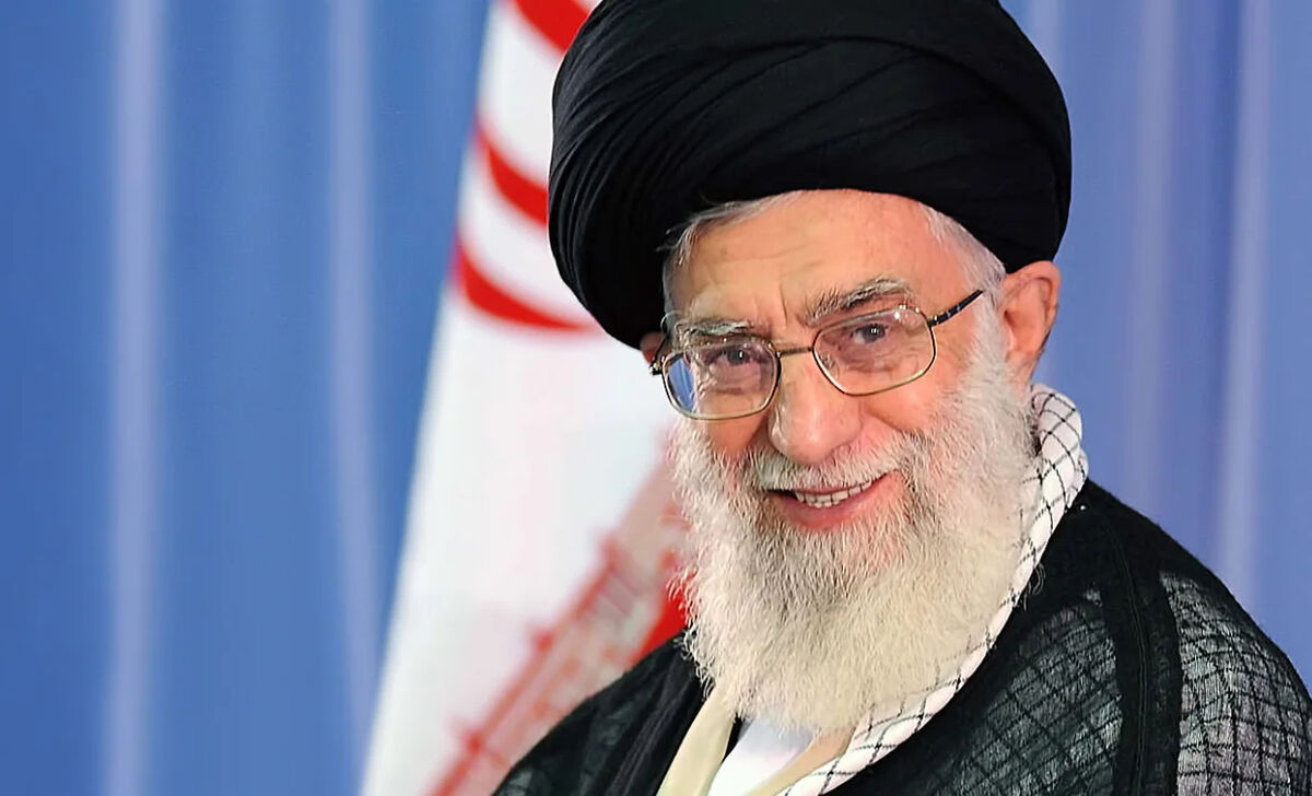 عکس| آیت الله سید مجتبی خامنه ای در کنار رهبر شهید انقلاب