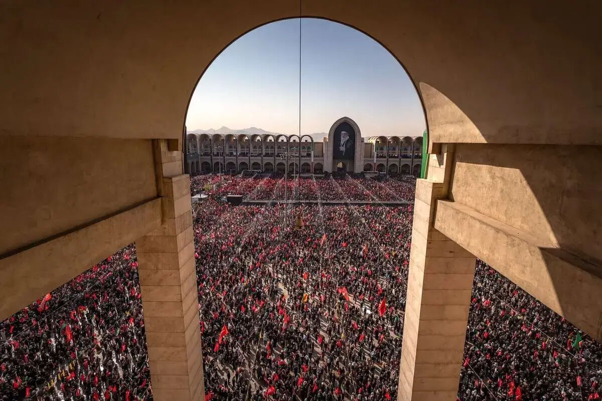 یک بنر جنجالی در مصلی تهران/ ترامپ تهدید شد!