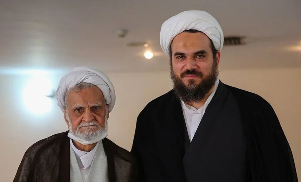 اولین فیلم از همسر سیده بشری خامنه ای و پدر زهرای ۱۴ ماهه در مراسم تشییع رهبر شهید و همسر و فرزندش