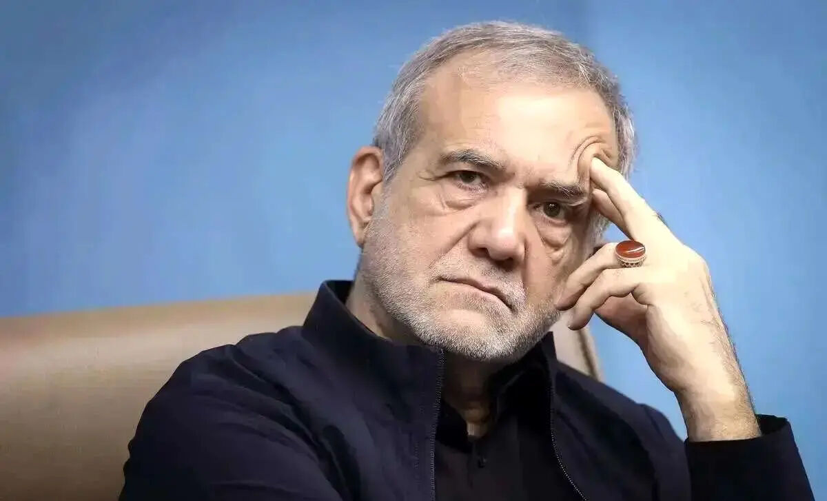 حضور پزشکیان در جمع عزاداران عاشورای حسینی در تبریز/ عکس