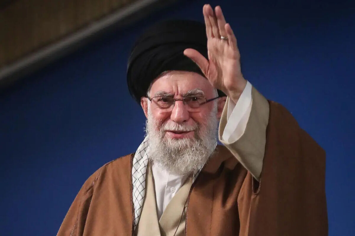 عکس جوانی رهبر شهید انقلاب در حرم امام رضا(ع)