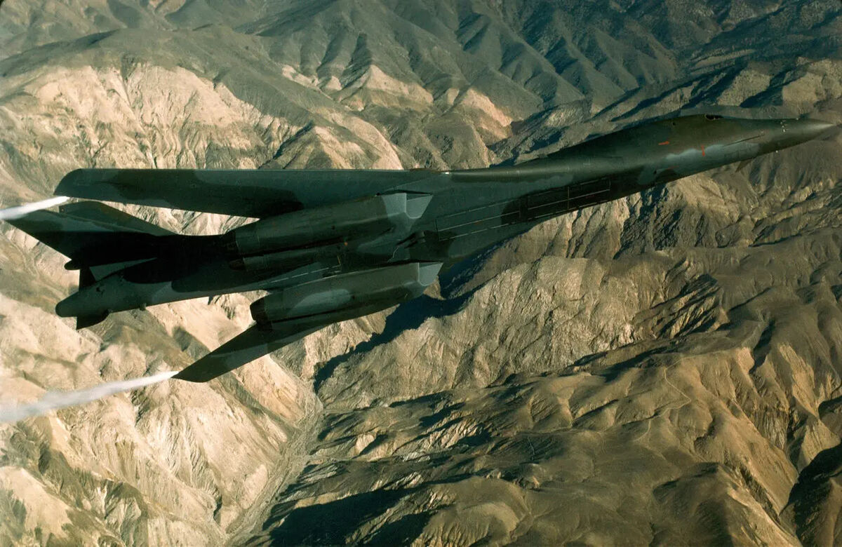 معرفی بمب افکن B-1 آمریکا / تفاوت بمب‌افکن‌های B-1 و B-2 در چیست؟