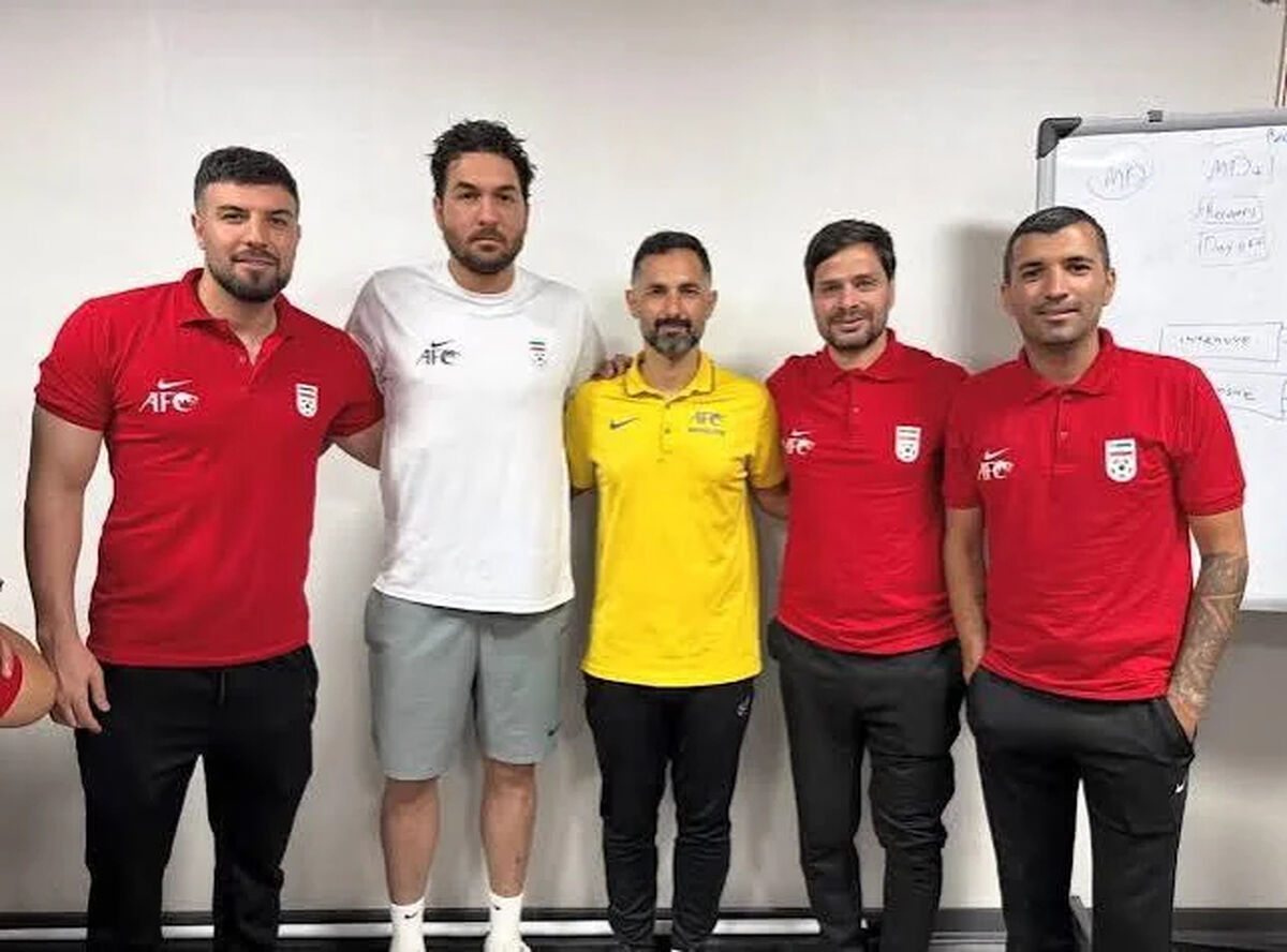 عکس | علیرضا حقیقی با ستاره های پرسپولیس در کلاس مربیگری