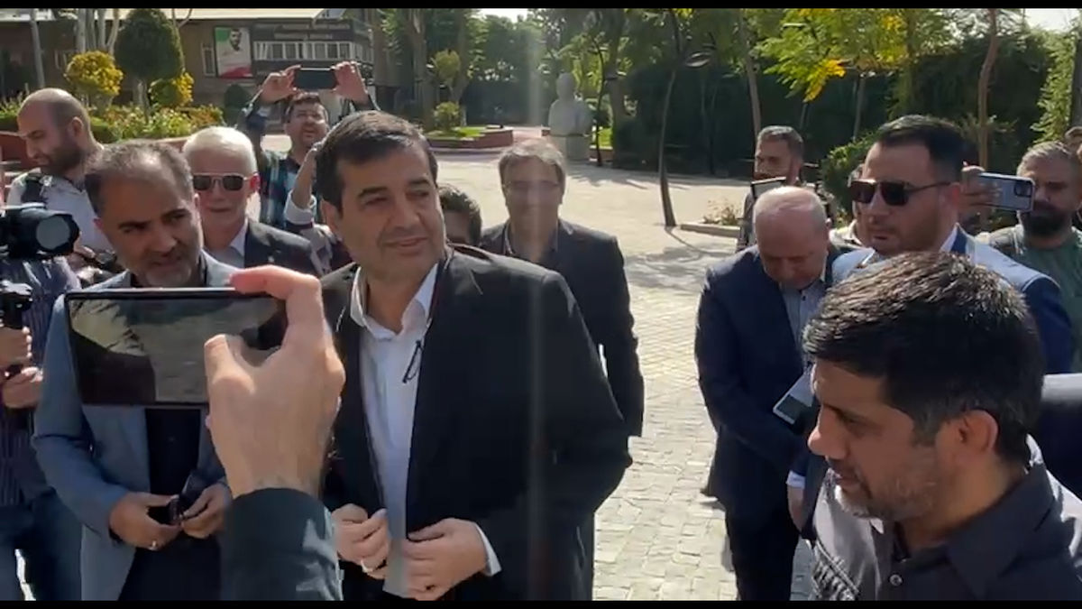 ورود وزیر ورزش به فدراسیون کشتی و دیدار صمیمی با علیرضا دبیر