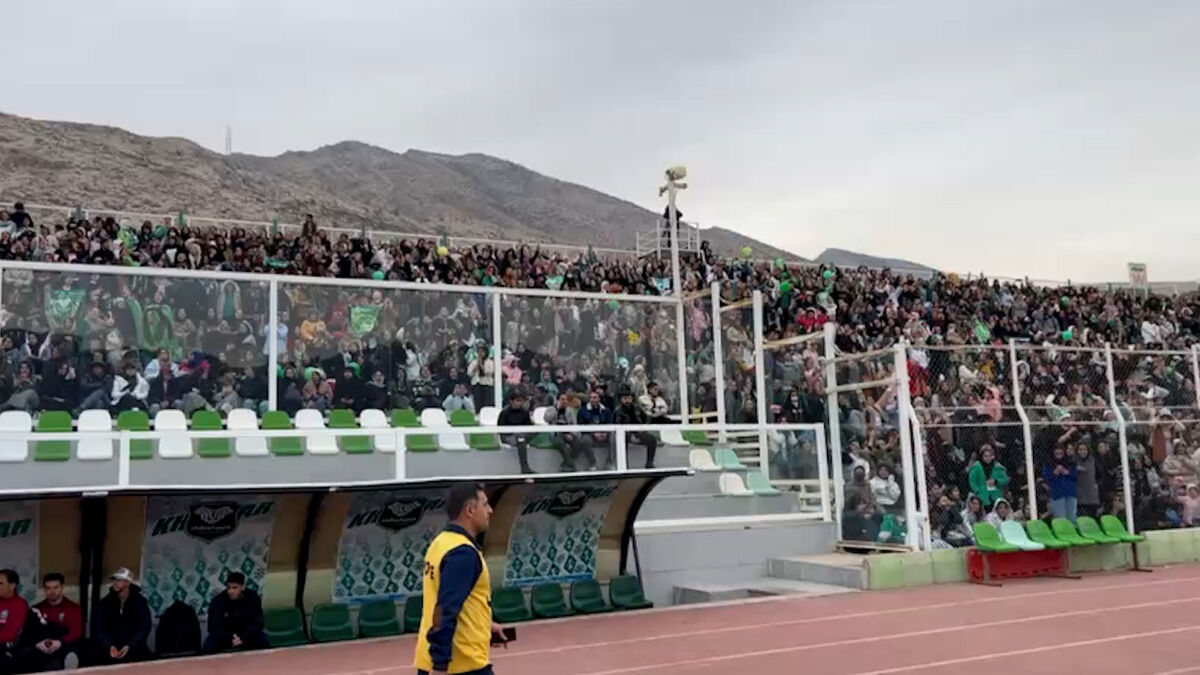 کنایه هواداران خیبر به استقلالی ها با شعار ۷ تایی ها