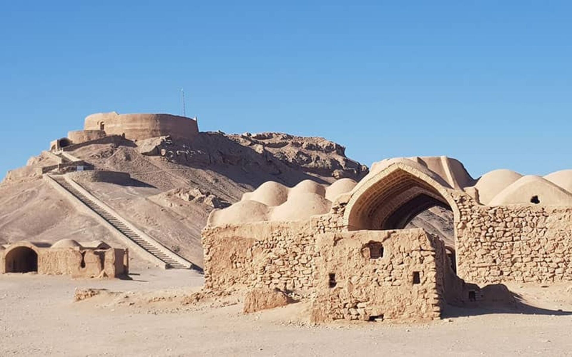 دخمه زرتشتیان (برج خاموشان)